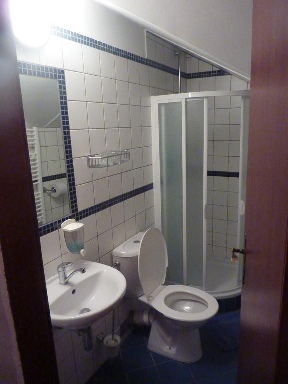 Vas Sklep - Vinny Sklep A Penzion Znojmo Rum bild